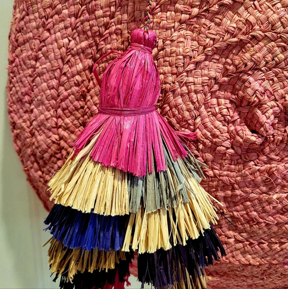 La Jolla round raffia/ straw handbag wifh straw tassel made in Madagascar - Picture 3 of 8